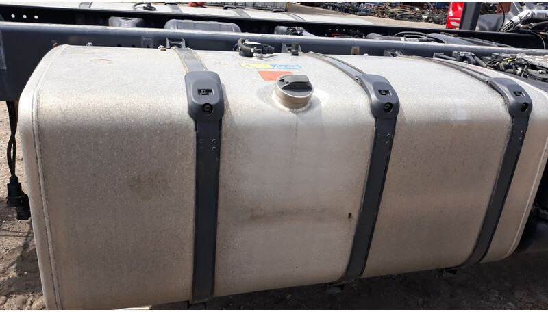 Scania 600L complete fuel tank with brackets - Rezervor combustibil pentru Camion: Foto 1 Scania 600L complete fuel tank with brackets - Rezervor combustibil pentru Camion: Foto 1