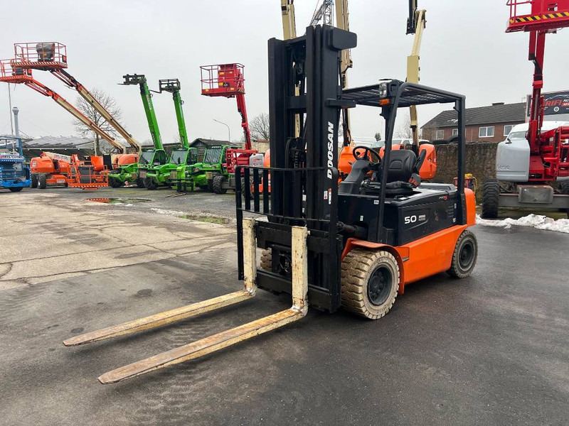 Doosan B50X5 5T 6m Triplex non-marking (1840) - Electrostivuitor: Foto 3 Doosan B50X5 5T 6m Triplex non-marking (1840) - Electrostivuitor: Foto 3