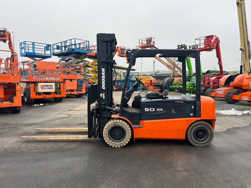 Doosan B50X5 5T 6m Triplex non-marking (1840) - Electrostivuitor: Foto 2 Doosan B50X5 5T 6m Triplex non-marking (1840) - Electrostivuitor: Foto 2
