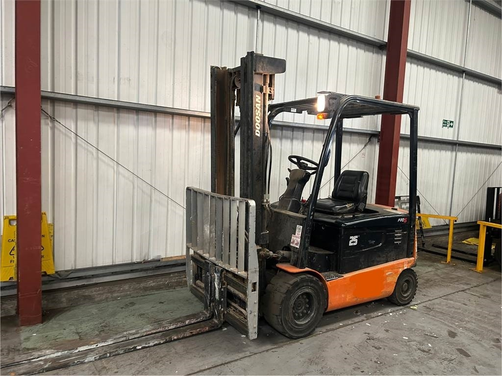 Doosan B25X-5 - Electrostivuitor: Foto 2 Doosan B25X-5 - Electrostivuitor: Foto 2
