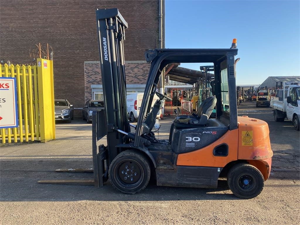 Doosan D30S-5 - Stivuitor diesel: Foto 1 Doosan D30S-5 - Stivuitor diesel: Foto 1