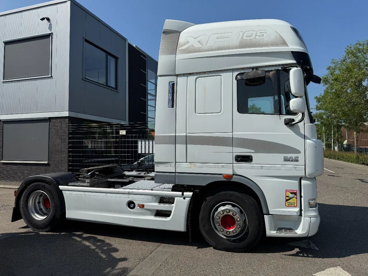 DAF XF 105.510 4X2 SKIRTS ADR RETARDER STANDKLIMA - Cap tractor: Foto 4 DAF XF 105.510 4X2 SKIRTS ADR RETARDER STANDKLIMA - Cap tractor: Foto 4