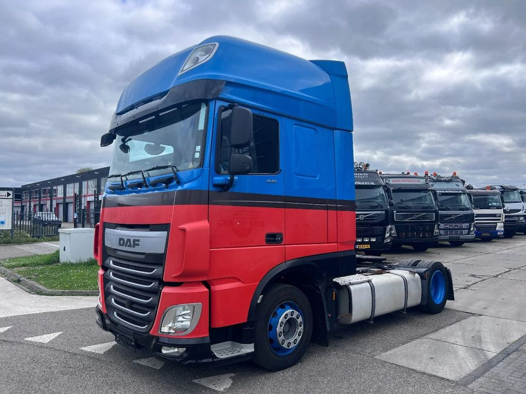 DAF XF 440 SSC 4X2 EURO 6 LOW DECK - Cap tractor: Foto 1 DAF XF 440 SSC 4X2 EURO 6 LOW DECK - Cap tractor: Foto 1