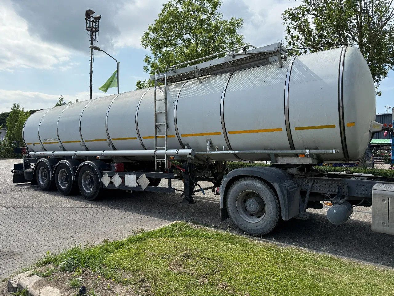 Kässbohrer BITUM - 32000 LITER - 1 COMP. - Semiremorcă cisternă: Foto 2 Kässbohrer BITUM - 32000 LITER - 1 COMP. - Semiremorcă cisternă: Foto 2