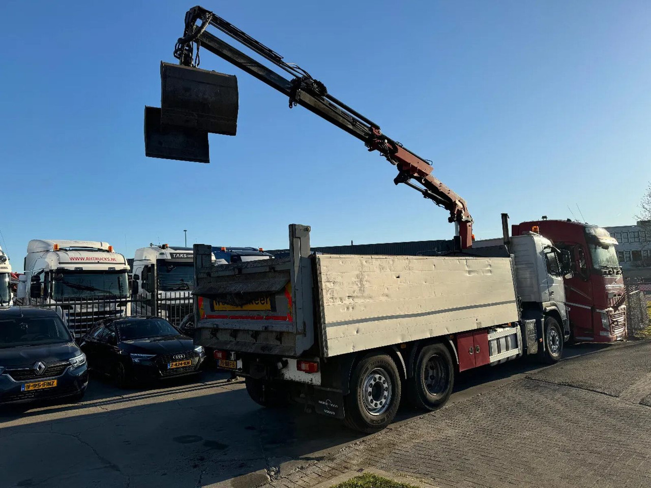 Volvo FM 330 6X2 - EURO 5 + ATLAS 126.3E A2 + REMOTE + - Camion basculantă, Camion cu macara: Foto 5 Volvo FM 330 6X2 - EURO 5 + ATLAS 126.3E A2 + REMOTE + - Camion basculantă, Camion cu macara: Foto 5