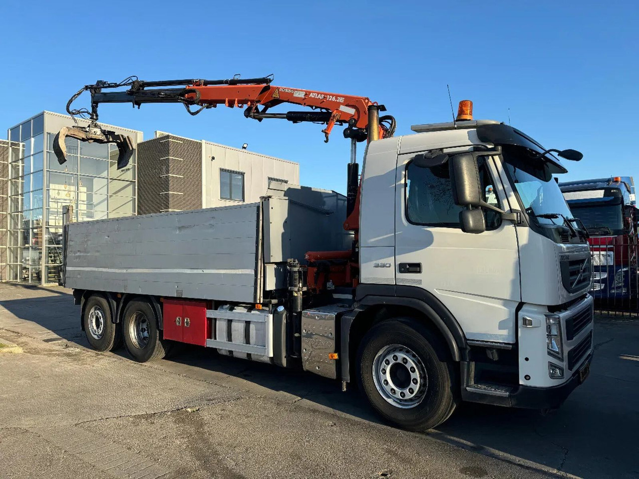 Volvo FM 330 6X2 - EURO 5 + ATLAS 126.3E A2 + REMOTE + - Camion basculantă, Camion cu macara: Foto 1 Volvo FM 330 6X2 - EURO 5 + ATLAS 126.3E A2 + REMOTE + - Camion basculantă, Camion cu macara: Foto 1