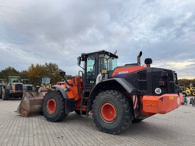 Hitachi ZW 250-6 - Încărcător frontal pe pneuri: Foto 1 Hitachi ZW 250-6 - Încărcător frontal pe pneuri: Foto 1