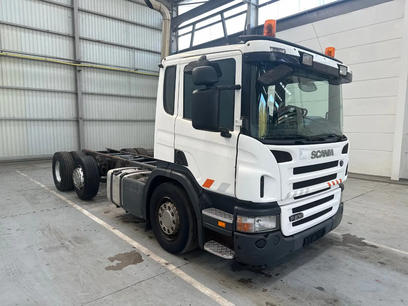 Scania P230 6X2 / Essieu relevable directionnel / Stuurbare liftas / Steerable lift axle / RETARDER / 481205 - Camion şasiu: Foto 5 Scania P230 6X2 / Essieu relevable directionnel / Stuurbare liftas / Steerable lift axle / RETARDER / 481205 - Camion şasiu: Foto 5