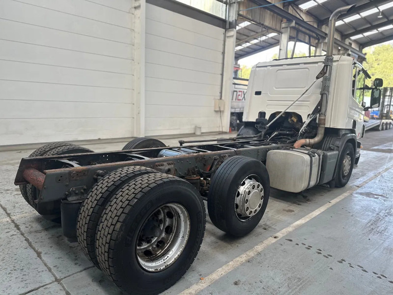 Scania P230 6X2 / Essieu relevable directionnel / Stuurbare liftas / Steerable lift axle / RETARDER / 481205 - Camion şasiu: Foto 4 Scania P230 6X2 / Essieu relevable directionnel / Stuurbare liftas / Steerable lift axle / RETARDER / 481205 - Camion şasiu: Foto 4