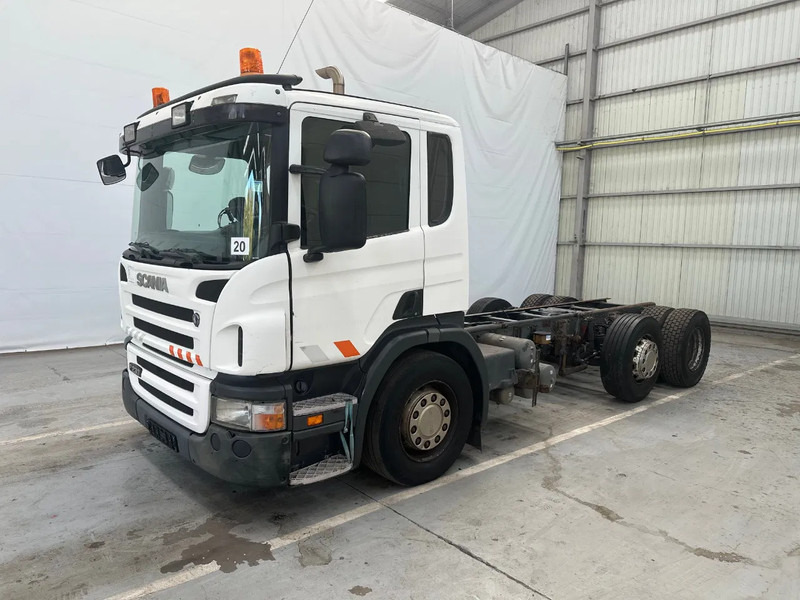 Scania P230 6X2 / Essieu relevable directionnel / Stuurbare liftas / Steerable lift axle / RETARDER / 481205 - Camion şasiu: Foto 1 Scania P230 6X2 / Essieu relevable directionnel / Stuurbare liftas / Steerable lift axle / RETARDER / 481205 - Camion şasiu: Foto 1
