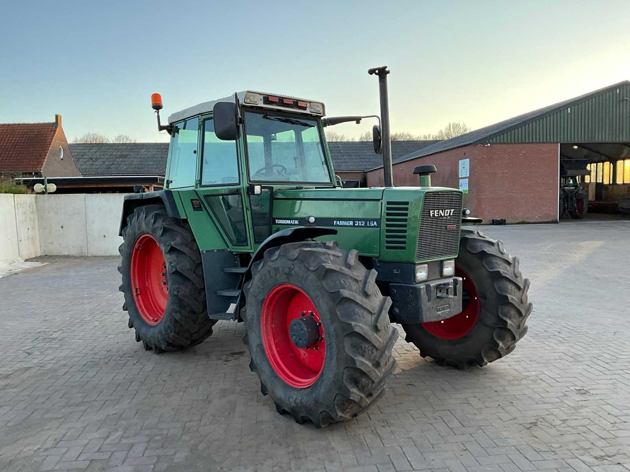 1982 FENDT FARMER 312 LSA ALL-WHEEL DRIVE FARM TRACTOR - Tractor agricol: Foto 3 1982 FENDT FARMER 312 LSA ALL-WHEEL DRIVE FARM TRACTOR - Tractor agricol: Foto 3