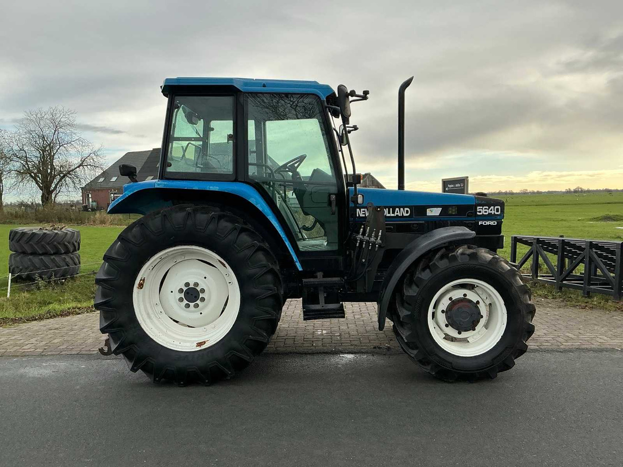 1996 NEW HOLLAND 5640 WITH FRONT LOADER FOUR WHEEL DRIVE FARM TRACTOR - Tractor agricol: Foto 4 1996 NEW HOLLAND 5640 WITH FRONT LOADER FOUR WHEEL DRIVE FARM TRACTOR - Tractor agricol: Foto 4