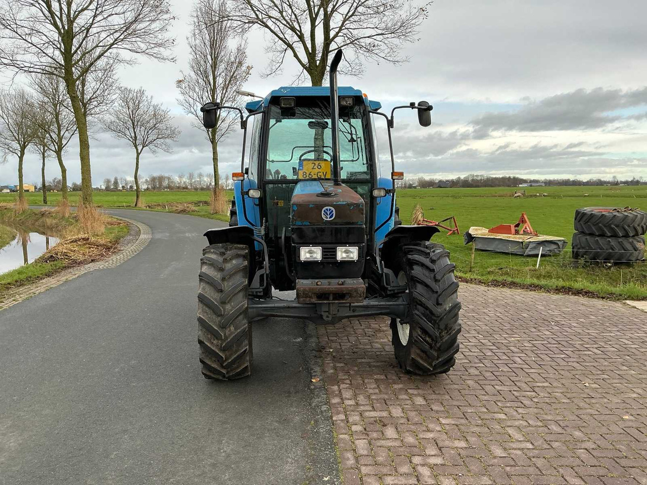1996 NEW HOLLAND 5640 WITH FRONT LOADER FOUR WHEEL DRIVE FARM TRACTOR - Tractor agricol: Foto 2 1996 NEW HOLLAND 5640 WITH FRONT LOADER FOUR WHEEL DRIVE FARM TRACTOR - Tractor agricol: Foto 2
