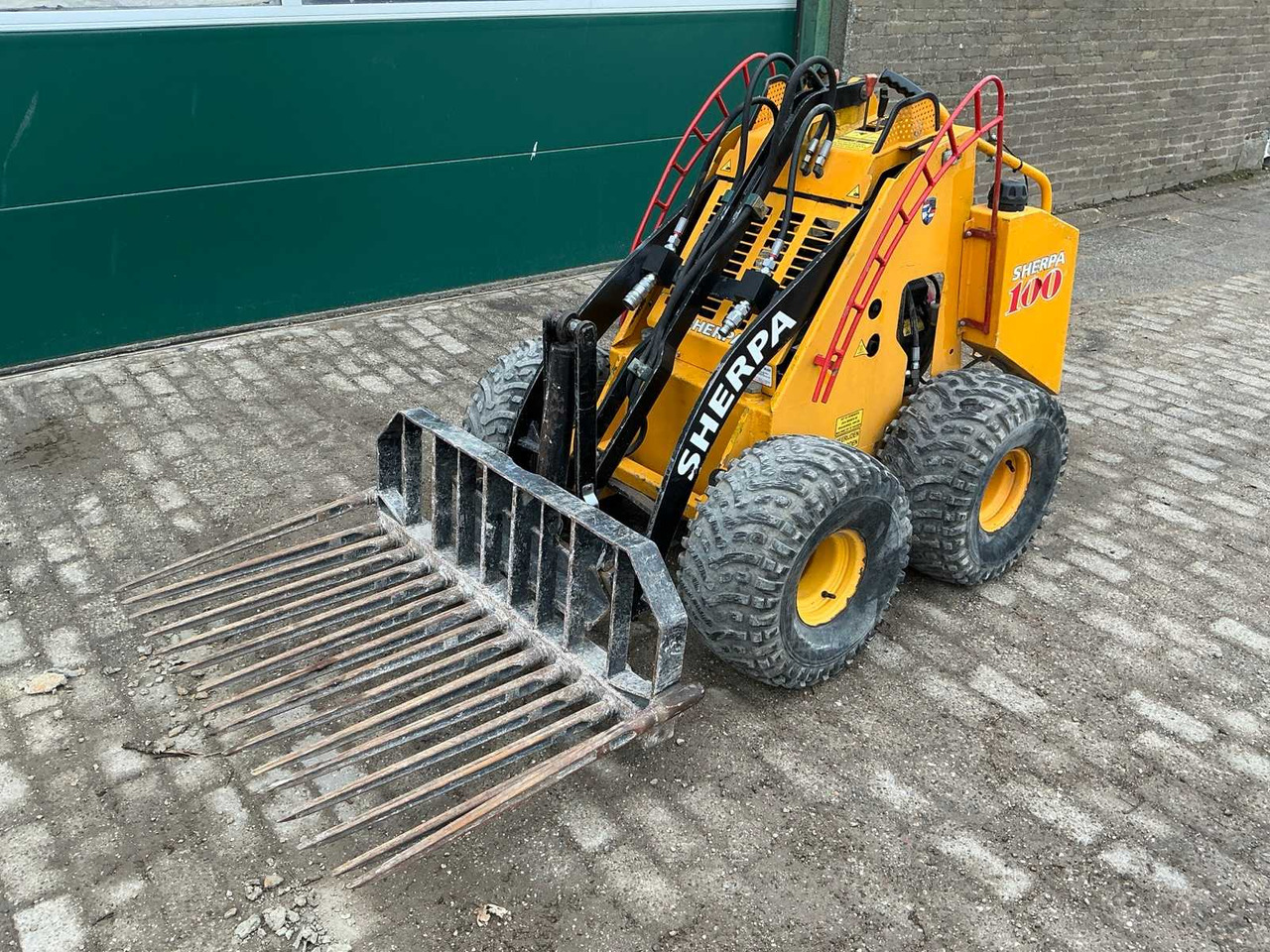 2003 SHERPA 100 SKID STEER LOADER - Mini încărcător pe şenile: Foto 1 2003 SHERPA 100 SKID STEER LOADER - Mini încărcător pe şenile: Foto 1