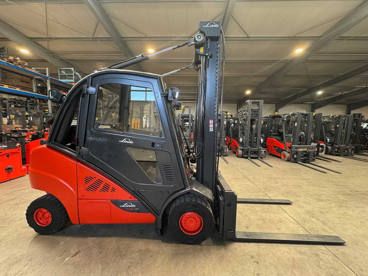 2016 LINDE H30T 3.000KG 3.+4TH VALVE FORK ADJUSTER GAS FORKLIFT FORKLIFT - Motostivuitor: Foto 5 2016 LINDE H30T 3.000KG 3.+4TH VALVE FORK ADJUSTER GAS FORKLIFT FORKLIFT - Motostivuitor: Foto 5