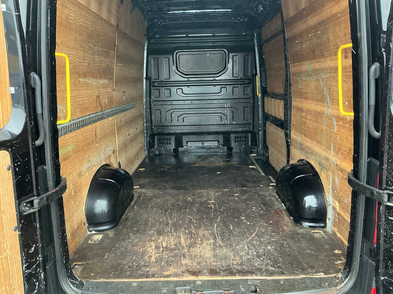 2017 - VOLKSWAGEN - CRAFTER - 35 2.0 TDI L3H2 DC - COMMERCIAL VEHICLE - Autoutilitară: Foto 5 2017 - VOLKSWAGEN - CRAFTER - 35 2.0 TDI L3H2 DC - COMMERCIAL VEHICLE - Autoutilitară: Foto 5