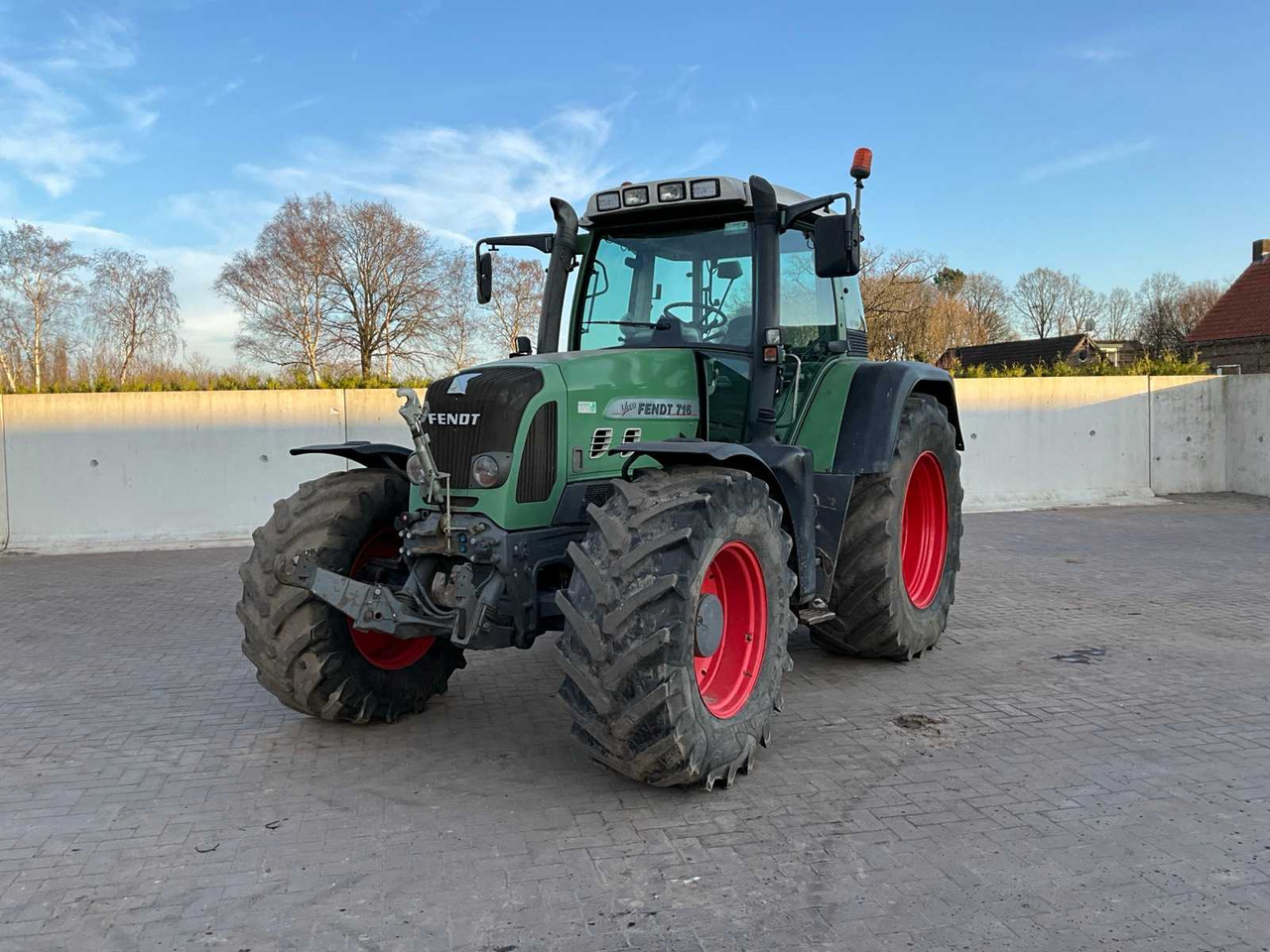 FENDT FOUR-WHEEL DRIVE AGRICULTURAL TRACTOR - Tractor agricol: Foto 1 FENDT FOUR-WHEEL DRIVE AGRICULTURAL TRACTOR - Tractor agricol: Foto 1