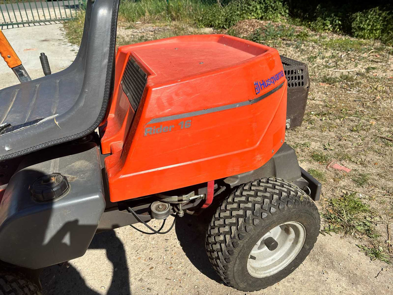 Husqvarna rider 16 - Maşină de tuns iarba: Foto 2 Husqvarna rider 16 - Maşină de tuns iarba: Foto 2