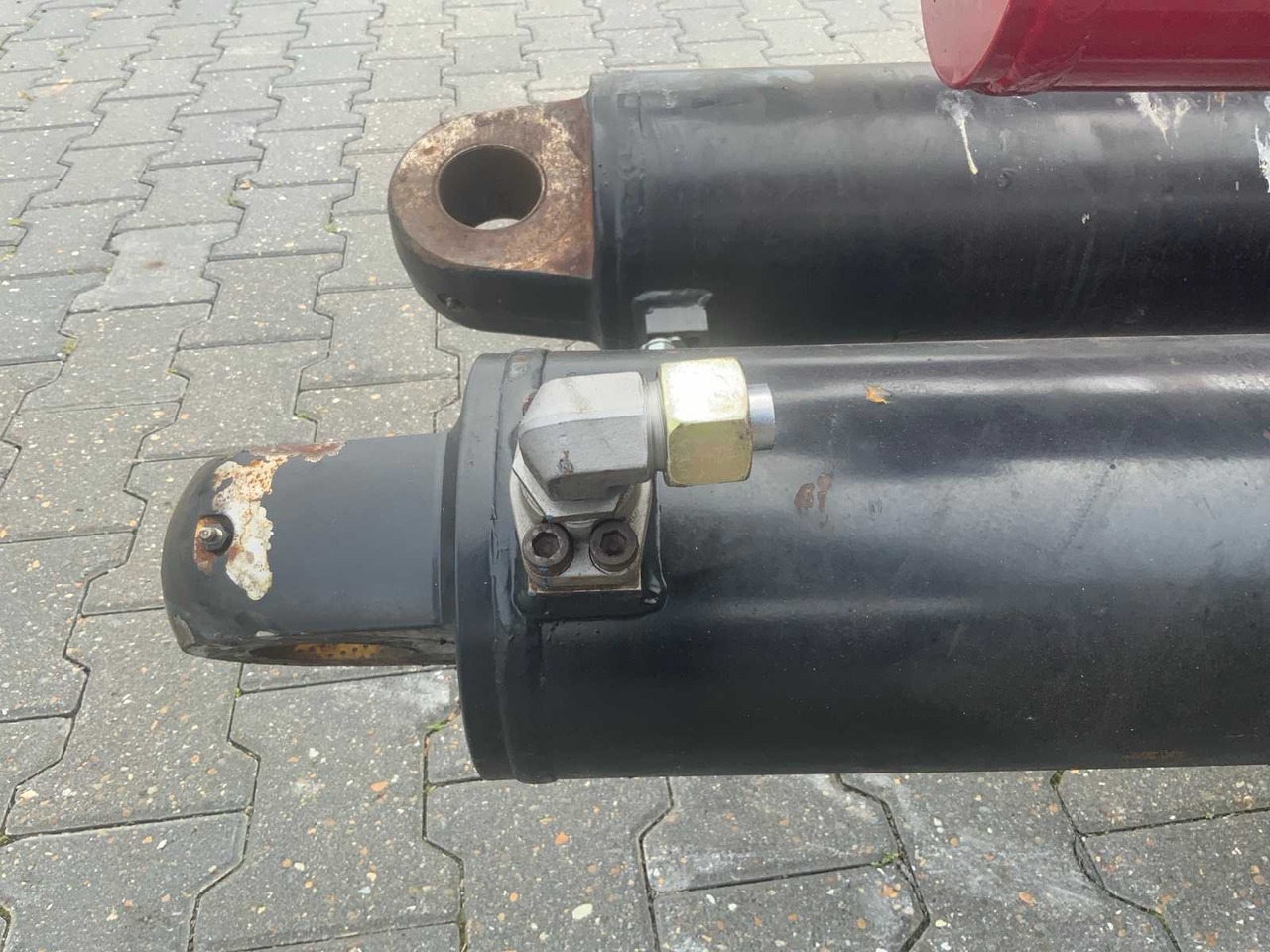 Hydraulic cylinder (2x) - Maşină de împrăştiat îngrăşăminte: Foto 4 Hydraulic cylinder (2x) - Maşină de împrăştiat îngrăşăminte: Foto 4