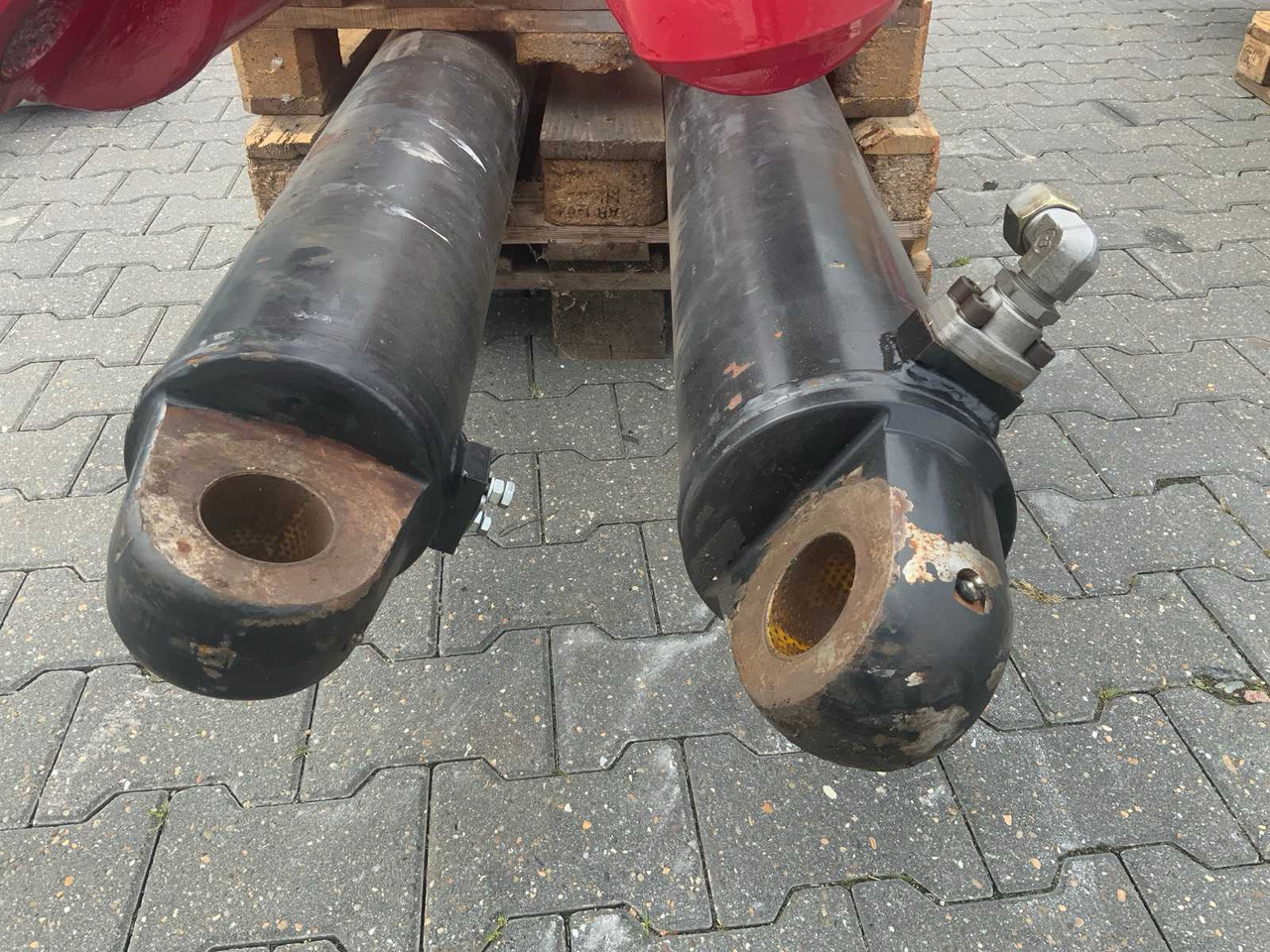 Hydraulic cylinder (2x) - Maşină de împrăştiat îngrăşăminte: Foto 2 Hydraulic cylinder (2x) - Maşină de împrăştiat îngrăşăminte: Foto 2
