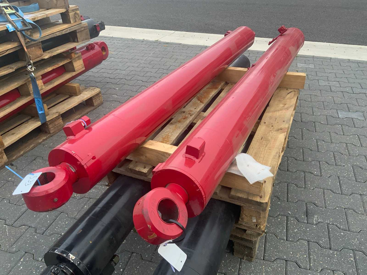 Hydraulic cylinder (2x) - Maşină de împrăştiat îngrăşăminte: Foto 2 Hydraulic cylinder (2x) - Maşină de împrăştiat îngrăşăminte: Foto 2