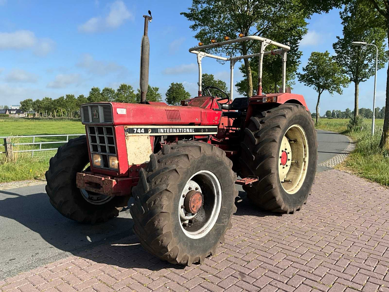 International 744 - Tractor agricol: Foto 1 International 744 - Tractor agricol: Foto 1