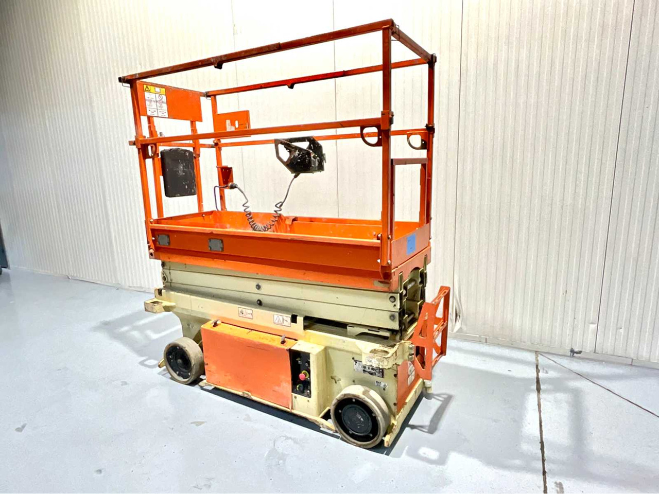 JLG -6RS - AERIAL PLATFORM, 2015, WORKING HEIGHT 7.8 METERS, 279 HOURS, SCISSOR LIFT EXTENDABLE - Autopropulsată platformă: Foto 4 JLG -6RS - AERIAL PLATFORM, 2015, WORKING HEIGHT 7.8 METERS, 279 HOURS, SCISSOR LIFT EXTENDABLE - Autopropulsată platformă: Foto 4