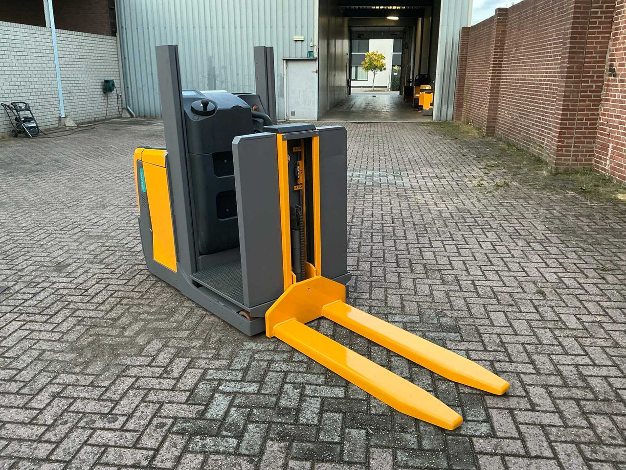 JUNGHEINRICH EKS110 ORDER PICK TRUCK 2019 - Motostivuitor: Foto 3 JUNGHEINRICH EKS110 ORDER PICK TRUCK 2019 - Motostivuitor: Foto 3