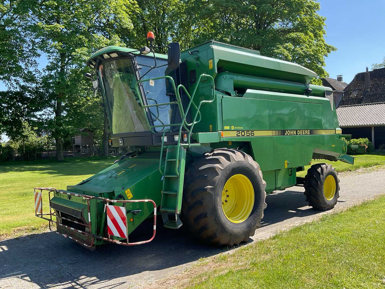 John Deere 2056 - Combină de recoltat cereale: Foto 1 John Deere 2056 - Combină de recoltat cereale: Foto 1