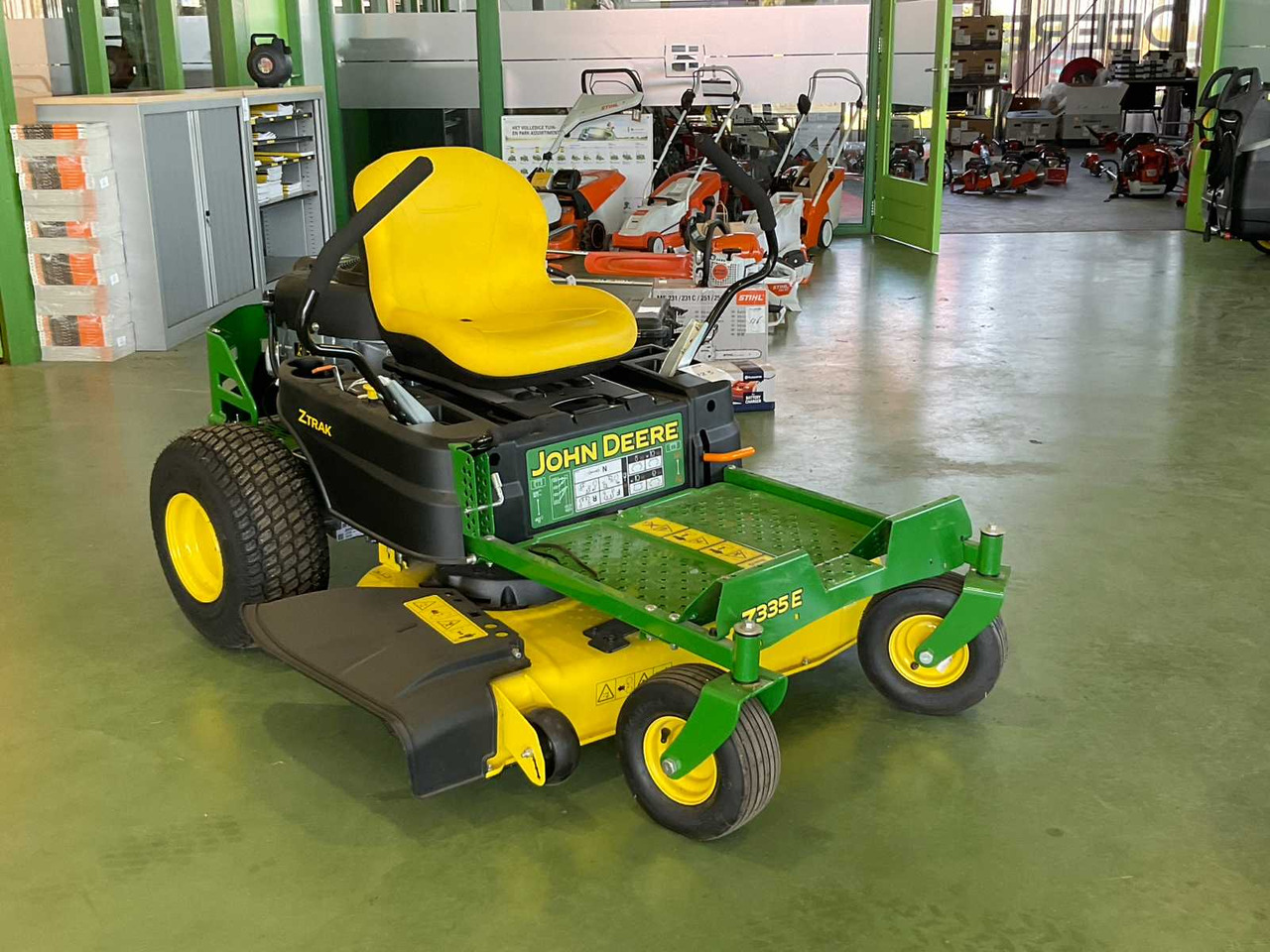John Deere Z335E - Maşină de tuns iarba: Foto 3 John Deere Z335E - Maşină de tuns iarba: Foto 3