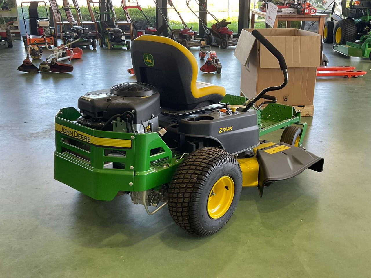 John Deere Z335E - Maşină de tuns iarba: Foto 5 John Deere Z335E - Maşină de tuns iarba: Foto 5