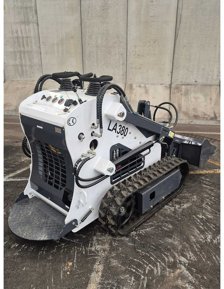 LADYS - 2025 - LA380 - SKID STEER LOADER - Mini încărcător pe şenile: Foto 2 LADYS - 2025 - LA380 - SKID STEER LOADER - Mini încărcător pe şenile: Foto 2