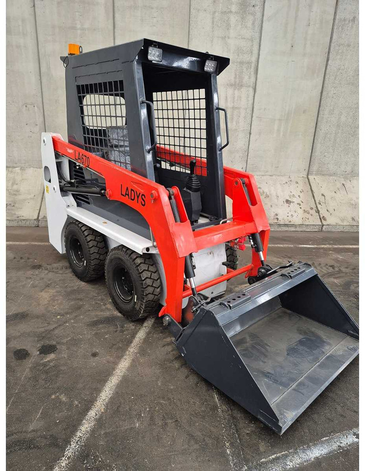 LADYS - 2025 - LA670 - SKID STEER LOADER - Mini încărcător pe şenile: Foto 1 LADYS - 2025 - LA670 - SKID STEER LOADER - Mini încărcător pe şenile: Foto 1
