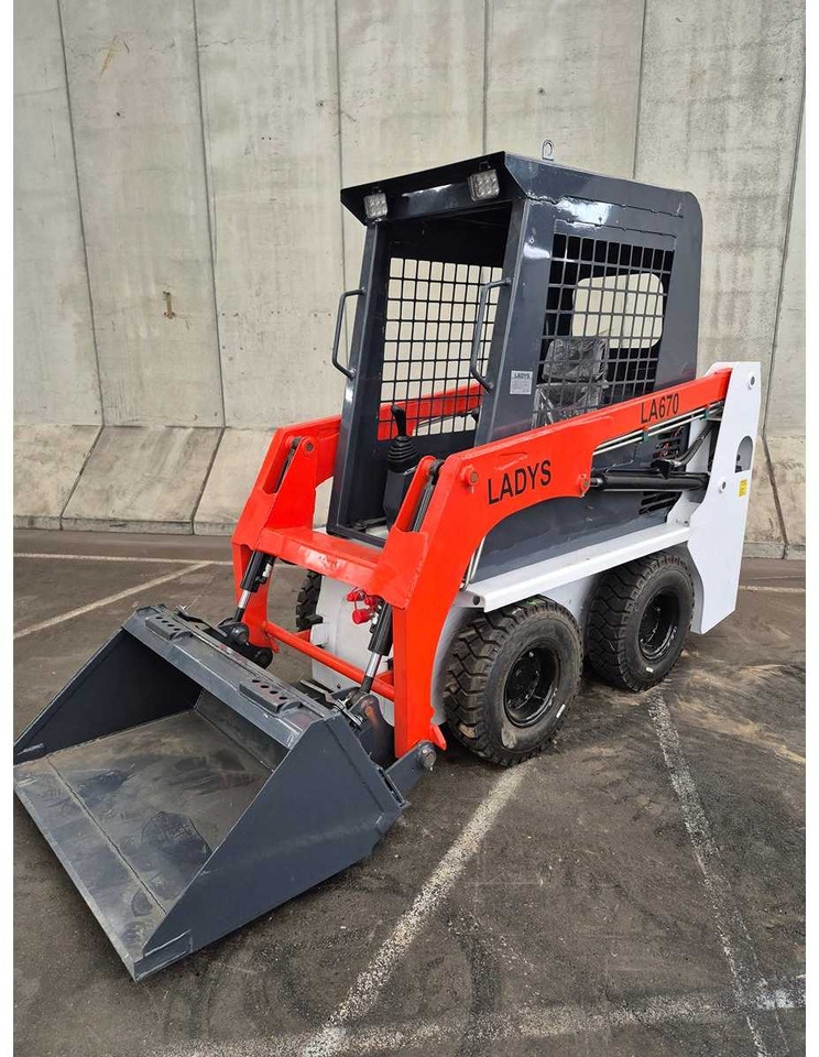 LADYS - 2025 - LA670 - SKID STEER LOADER - Mini încărcător pe şenile: Foto 3 LADYS - 2025 - LA670 - SKID STEER LOADER - Mini încărcător pe şenile: Foto 3