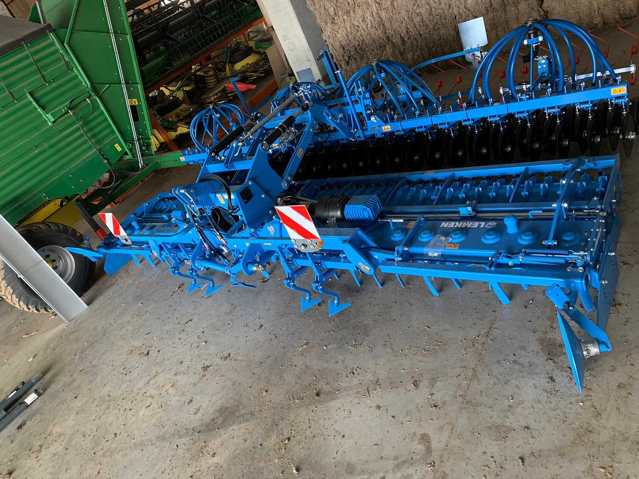 LEMKEN SOLITAIR + ZIRKON + FRONT TANK Solitair 12K/600 + Zirkon 12K/600 + Front Tank Solitair 23 - Maşină agricole pentru semanat: Foto 5 LEMKEN SOLITAIR + ZIRKON + FRONT TANK Solitair 12K/600 + Zirkon 12K/600 + Front Tank Solitair 23 - Maşină agricole pentru semanat: Foto 5