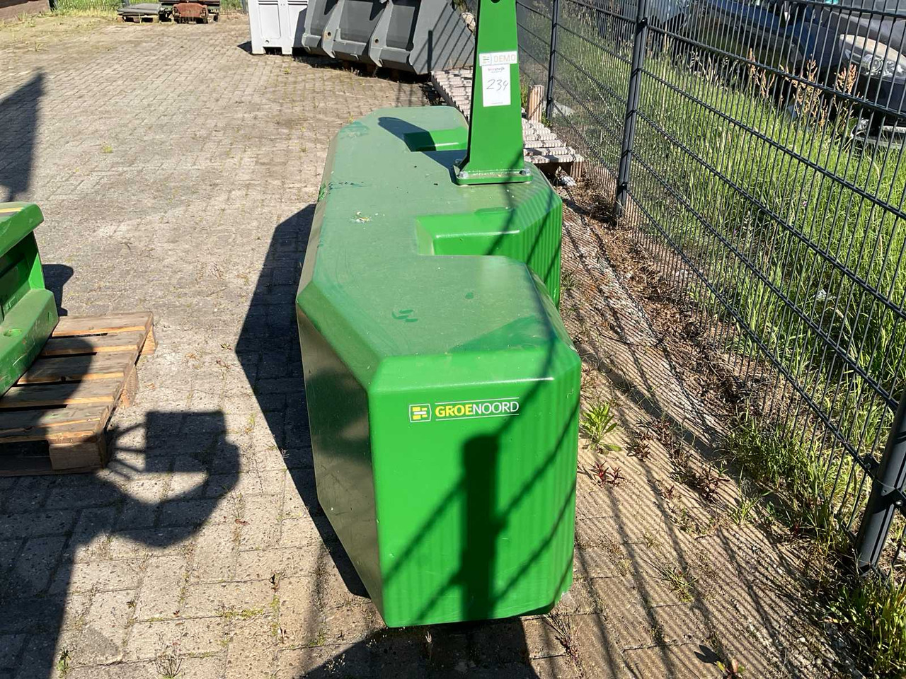 Landkracht 2500 Kg - Încarcator frontal pentru tractor: Foto 2 Landkracht 2500 Kg - Încarcator frontal pentru tractor: Foto 2