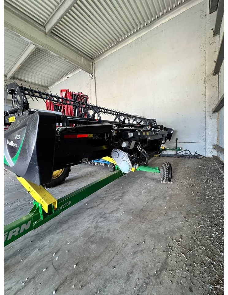 MACDON DRAPER HEADER MACDON DRAPER HEADER - D125 - COMBINE HARVESTER - 2022 - Combină de recoltat cereale: Foto 1 MACDON DRAPER HEADER MACDON DRAPER HEADER - D125 - COMBINE HARVESTER - 2022 - Combină de recoltat cereale: Foto 1