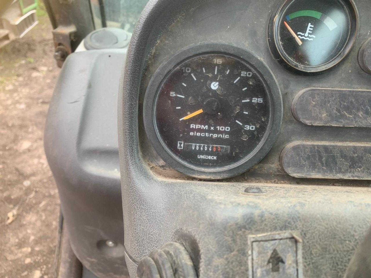 MANITOU  - Încarcator frontal pentru tractor: Foto 4 MANITOU  - Încarcator frontal pentru tractor: Foto 4