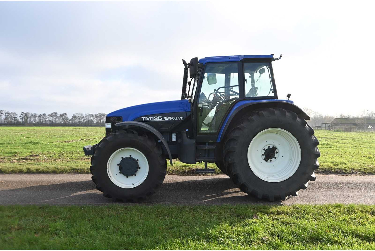 NEW HOLLAND - 1998 - TM135 - ALL-WHEEL DRIVE FARM TRACTOR - Tractor agricol: Foto 3 NEW HOLLAND - 1998 - TM135 - ALL-WHEEL DRIVE FARM TRACTOR - Tractor agricol: Foto 3