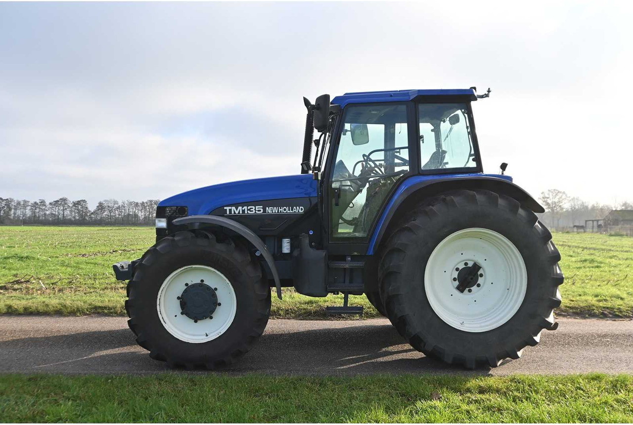 NEW HOLLAND - 1998 - TM135 - ALL-WHEEL DRIVE FARM TRACTOR - Tractor agricol: Foto 4 NEW HOLLAND - 1998 - TM135 - ALL-WHEEL DRIVE FARM TRACTOR - Tractor agricol: Foto 4