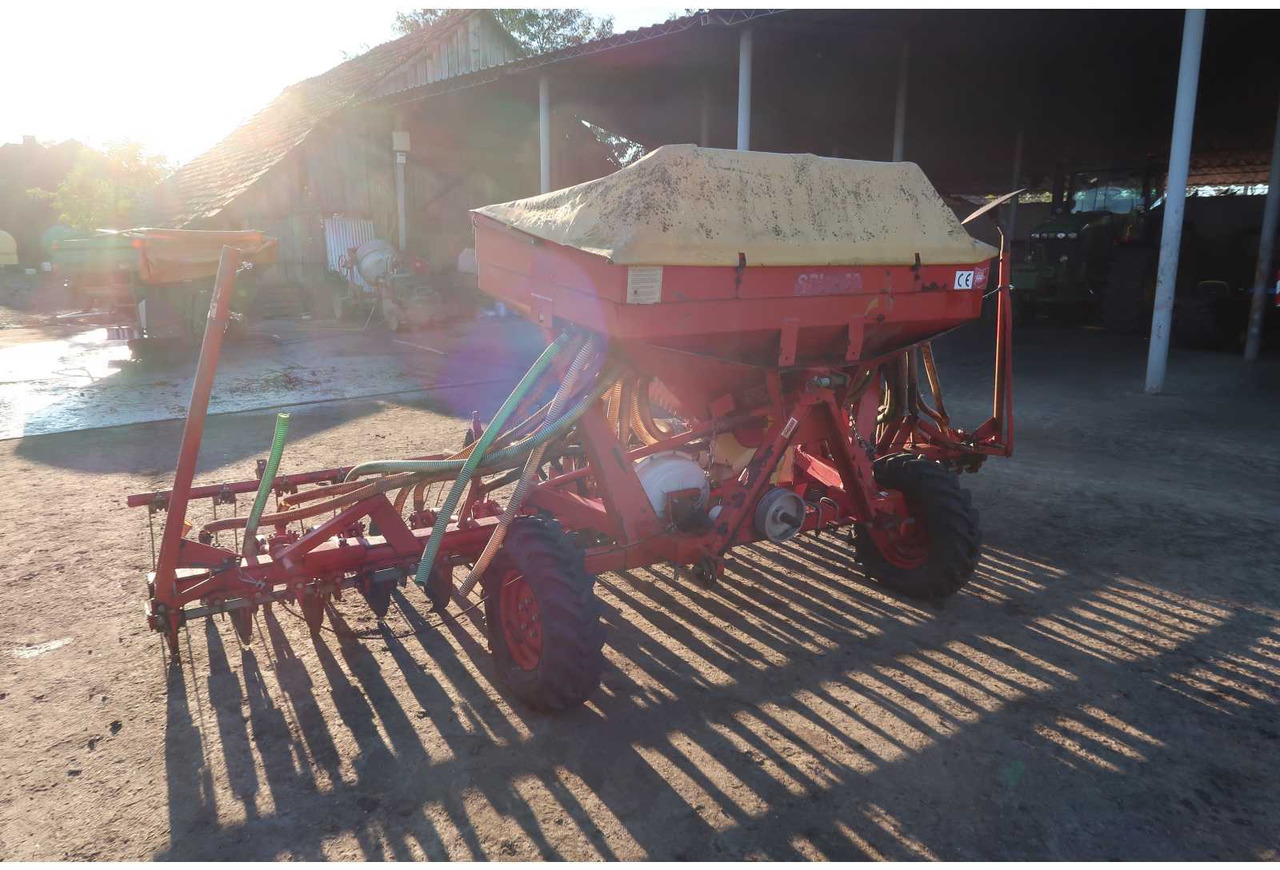 SPU 32 SPU 32 - Seeder - 2006 - 02B-DNL  (163) - Maşină agricole pentru semanat: Foto 4 SPU 32 SPU 32 - Seeder - 2006 - 02B-DNL  (163) - Maşină agricole pentru semanat: Foto 4