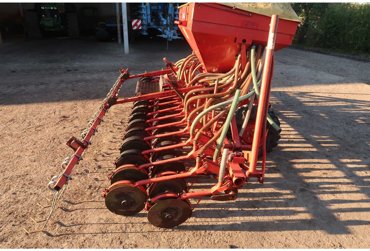 SPU 32 SPU 32 - Seeder - 2006 - 02B-DNL  (163) - Maşină agricole pentru semanat: Foto 5 SPU 32 SPU 32 - Seeder - 2006 - 02B-DNL  (163) - Maşină agricole pentru semanat: Foto 5