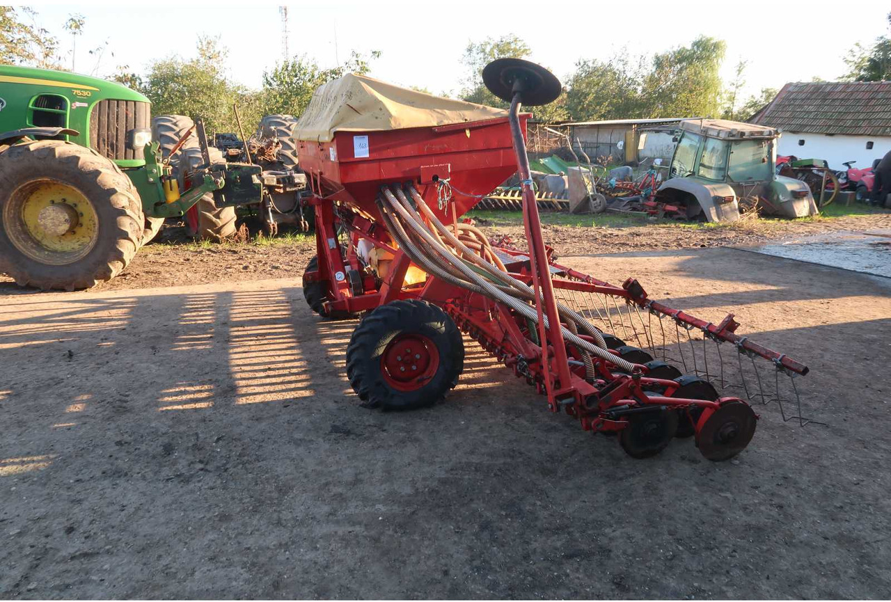 SPU 32 SPU 32 - Seeder - 2006 - 02B-DNL  (163) - Maşină agricole pentru semanat: Foto 3 SPU 32 SPU 32 - Seeder - 2006 - 02B-DNL  (163) - Maşină agricole pentru semanat: Foto 3