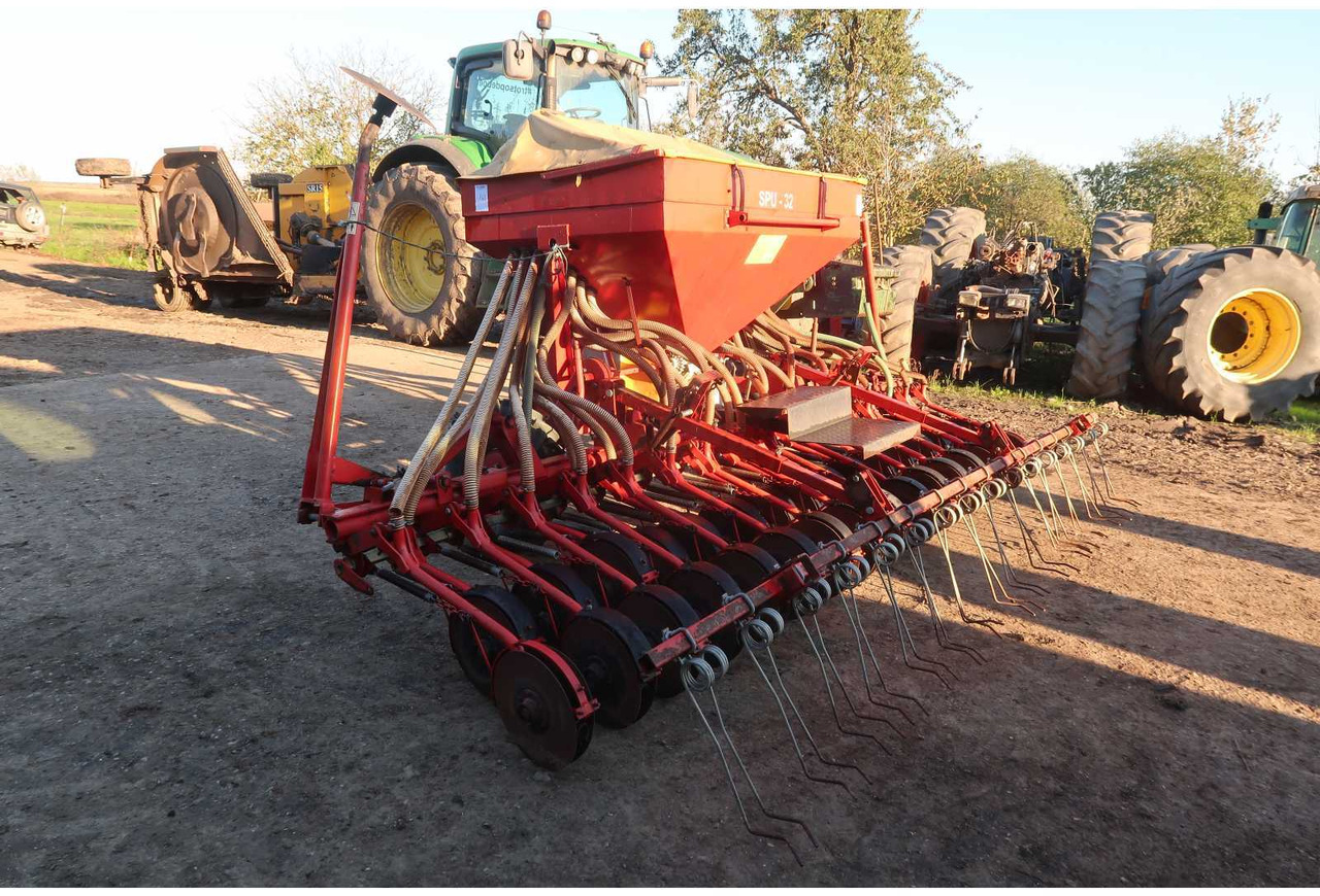 SPU 32 SPU 32 - Seeder - 2006 - 02B-DNL  (163) - Maşină agricole pentru semanat: Foto 2 SPU 32 SPU 32 - Seeder - 2006 - 02B-DNL  (163) - Maşină agricole pentru semanat: Foto 2