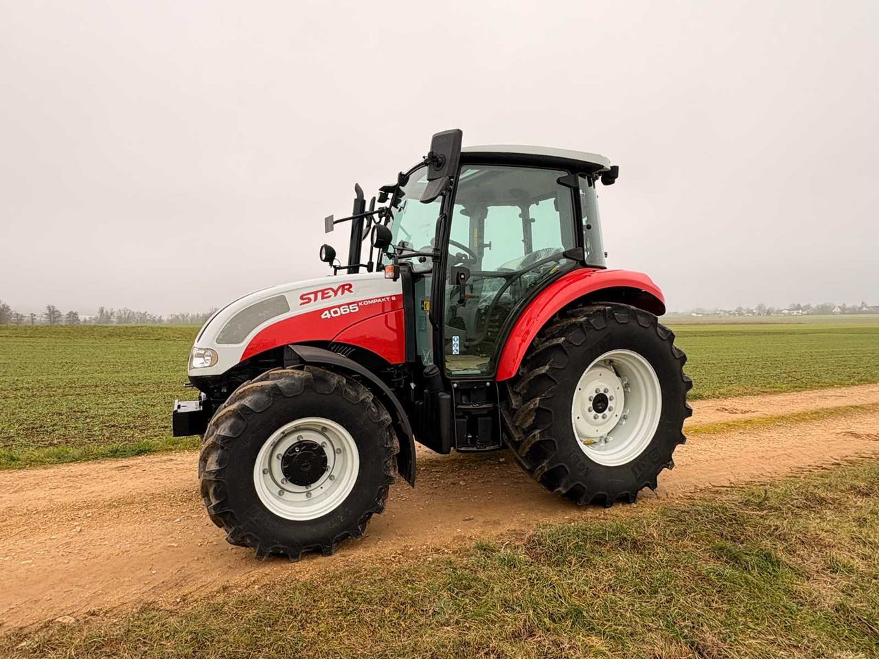 Tractor agricol STEYR 4065 S - COMPACT ALL-WHEEL DRIVE TRACTOR (2022): Foto 10 Tractor agricol STEYR 4065 S - COMPACT ALL-WHEEL DRIVE TRACTOR (2022): Foto 10