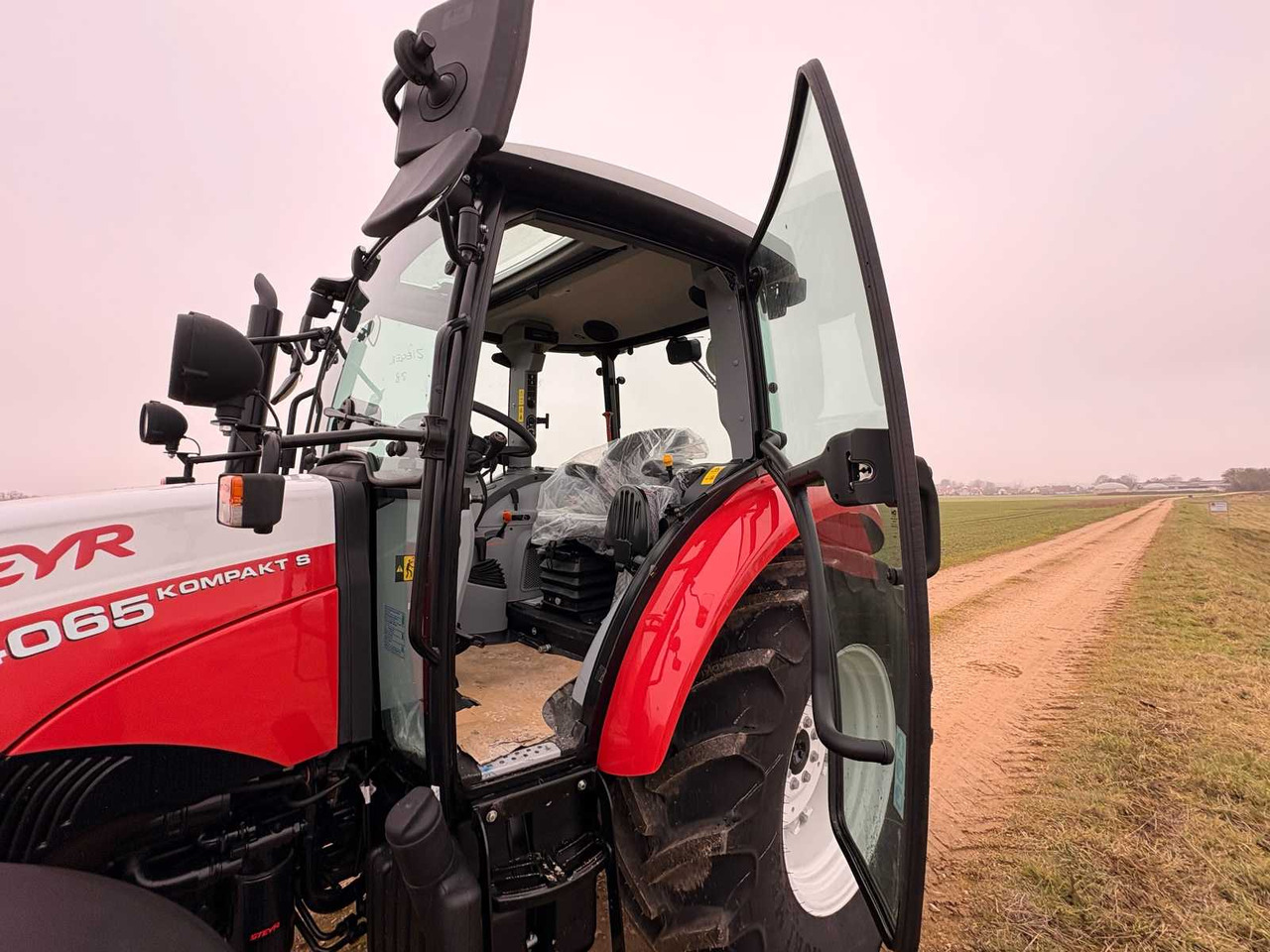 Tractor agricol STEYR 4065 S - COMPACT ALL-WHEEL DRIVE TRACTOR (2022): Foto 47 Tractor agricol STEYR 4065 S - COMPACT ALL-WHEEL DRIVE TRACTOR (2022): Foto 47