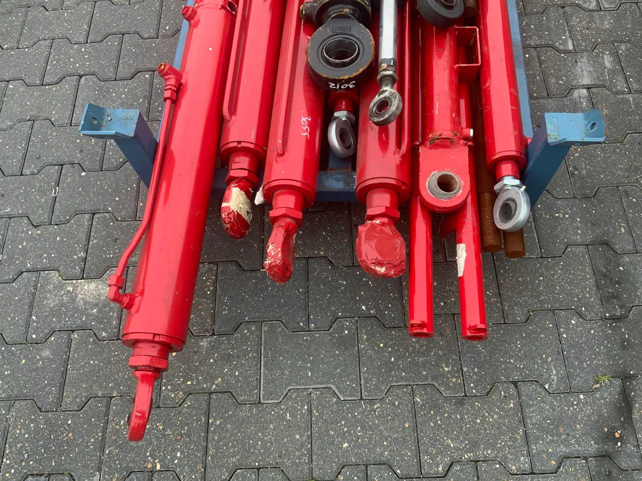 Various hydraulic cylinders for Schuitemaker (approx. 12 pieces) - Maşină de împrăştiat îngrăşăminte: Foto 5 Various hydraulic cylinders for Schuitemaker (approx. 12 pieces) - Maşină de împrăştiat îngrăşăminte: Foto 5