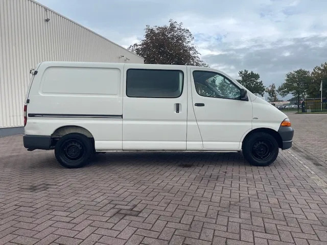 Toyota HiAce 2.5 D4-D 90 Lang Airco - Autoutilitară compactă: Foto 3 Toyota HiAce 2.5 D4-D 90 Lang Airco - Autoutilitară compactă: Foto 3