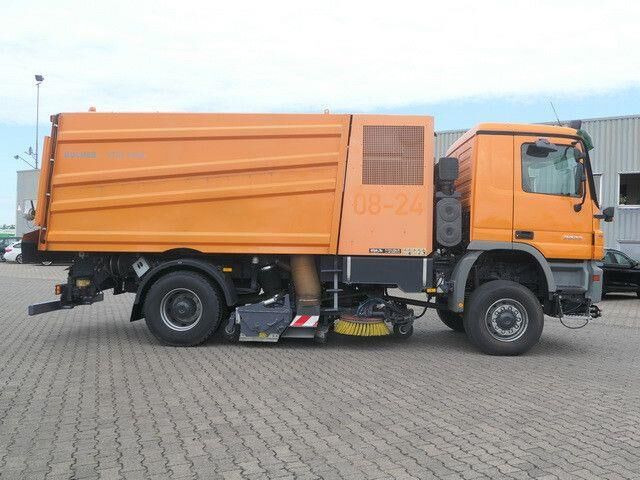 Mercedes-Benz 2032 A Actros 4x4, Bucher STKF 9500, Airport, AC - Măturătoare stradală: Foto 2 Mercedes-Benz 2032 A Actros 4x4, Bucher STKF 9500, Airport, AC - Măturătoare stradală: Foto 2