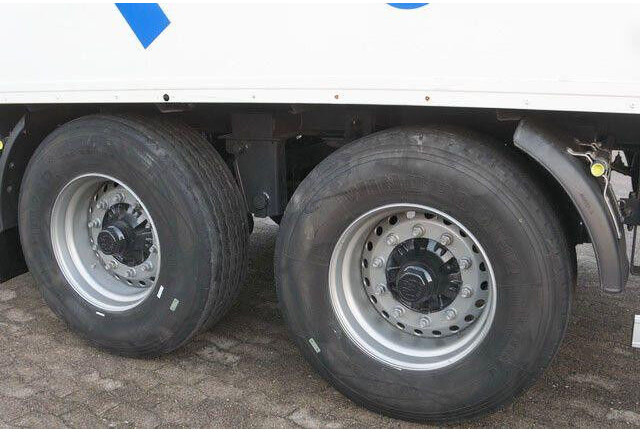 Sommer 2-Achser, elektr. Rolltor, BPW, 11.000mm lang - Semiremorcă furgon: Foto 4 Sommer 2-Achser, elektr. Rolltor, BPW, 11.000mm lang - Semiremorcă furgon: Foto 4